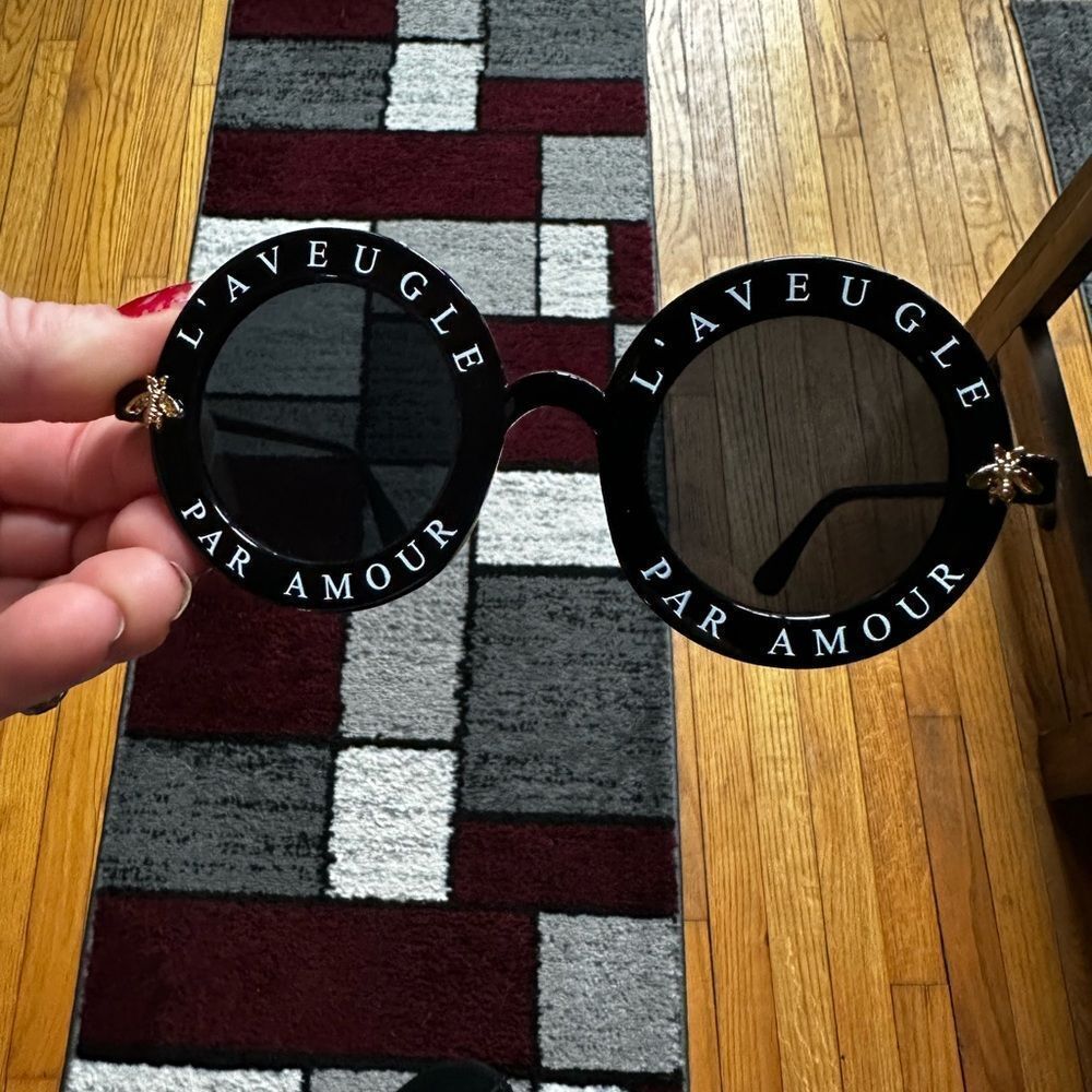 NWT. Stylish round frame glasses with a cute bee emblem SUV protection.